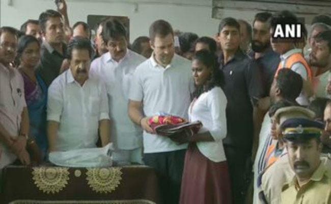 बाढ़ का हाल जानने अपने संसदीय क्षेत्र पहुंचे राहुल गांधी, लोगों से राहत सामग्री दान करने की अपील की