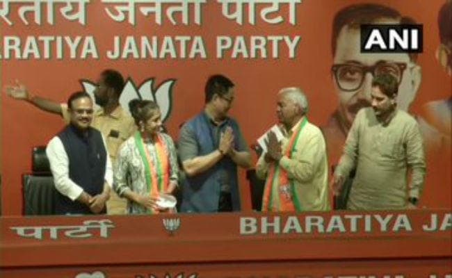 दुष्‍यंत चौटाला की पार्टी छोड़ BJP में शामिल हुए महावीर और बबीता फोगाट