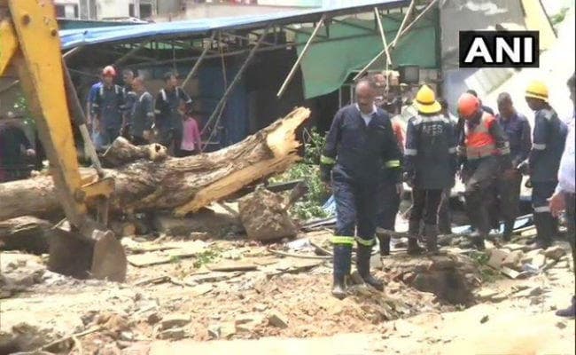 गुजरातः अहमदाबाद में पानी की टंकी गिरने से दो लोगों की मौत, पांच जख्‍मी