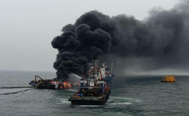 विशाखापट्टनमः समुद्री जहाज में लगी भीषण आग, जान बचाने को  पानी में कूदे 29 क्रू मेंबर