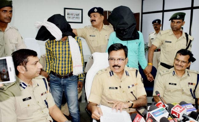 दो हार्डकोर नक्सलियों ने पुनर्वास कार्यक्रम के तहत किया आत्मसमर्पण, जिंदा कारतूस समेत असलहे भी पुलिस को सौंपे