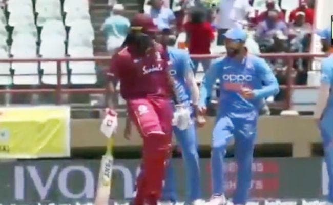 जब मैच के दौरान क्रिस गेल के साथ ठुमके लगाते नजर आये विराट कोहली, VIDEO वायरल