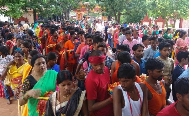 इटखोरी : सावन माह के अंतिम सोमवार को मां भद्रकाली मंदिर में उमड़ी भीड़