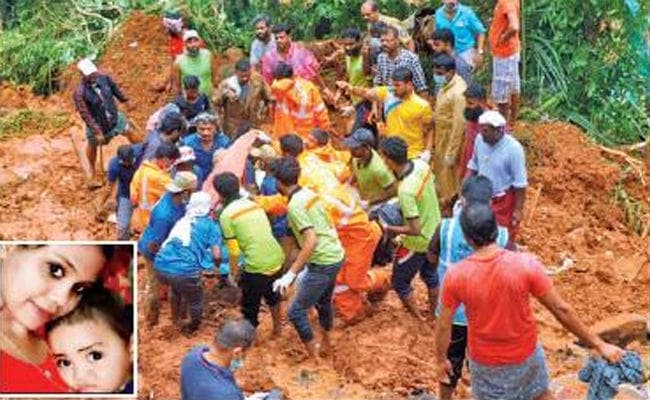 Kerala Floods: मौत के बाद भी अपने कलेजे के टुकड़े को कसकर थामे रही मां
