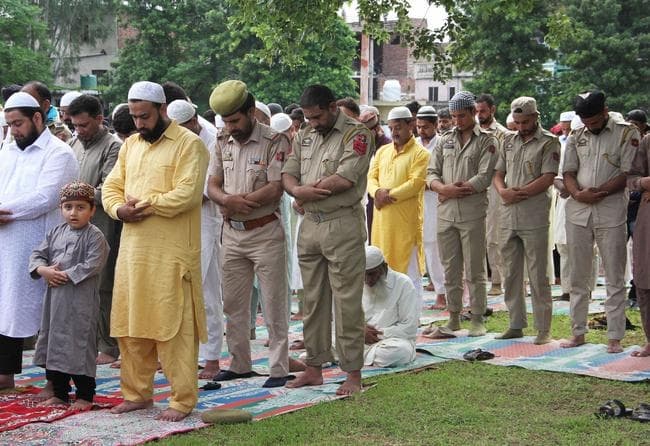जम्मू-कश्मीर में नहीं चली गोली, छिटपुट विरोध प्रदर्शनों के बीच शांतिपूर्ण मनी ईद