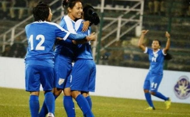 भारतीय महिला फुटबॉल टीम को स्पेन में मिली विशेष ट्रॉफी