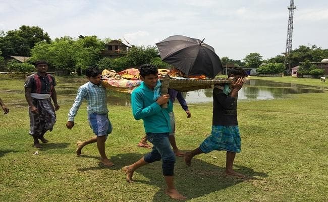 गर्भवती महिला को खाट पर लादकर 4 किमी पैदल चलकर पहुंचाया अस्पताल