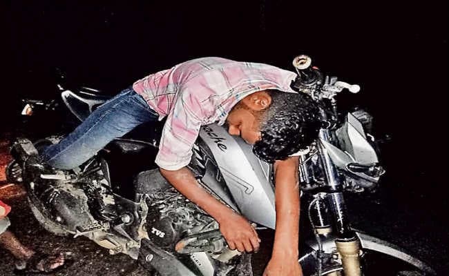 नशे में धुत युवक बाइक पर सोता रहा