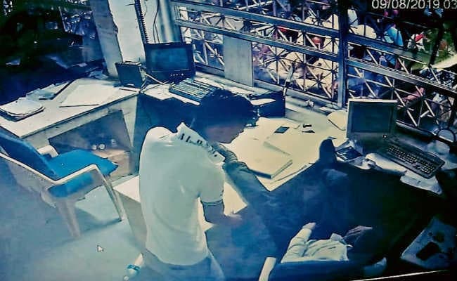 पैसा लेकर भागे स्वराज की करतूत सीसीटीवी में हुई कैद