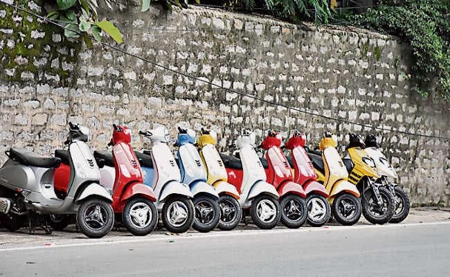 सड़क पर ही वाहन खड़ा कर धंधा कर रहा शो-रूम संचालक, लोगों को परेशानी