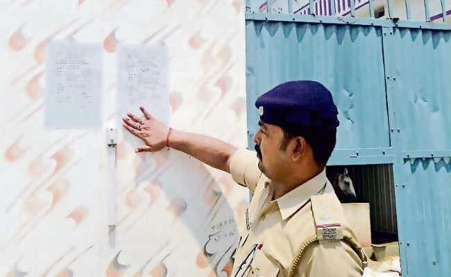 लल्लू मुखिया के घर कुर्की-जब्ती के लिए कोर्ट जाने की तैयारी में पुलिस