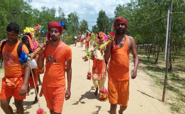 दिन चढ़ने के साथ सिमटती चली गयी  कांवरियों की कतार