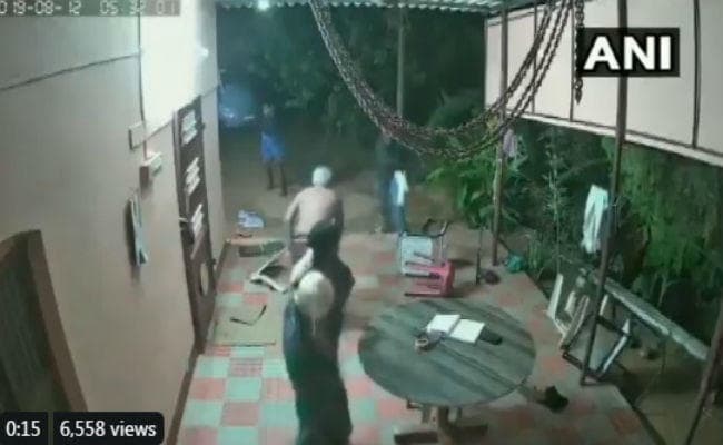 बुजुर्ग दंपती ने चोरों को सिखाया सबक, जो मिला हाथ में उसी को दे मारा, वीडियो वायरल