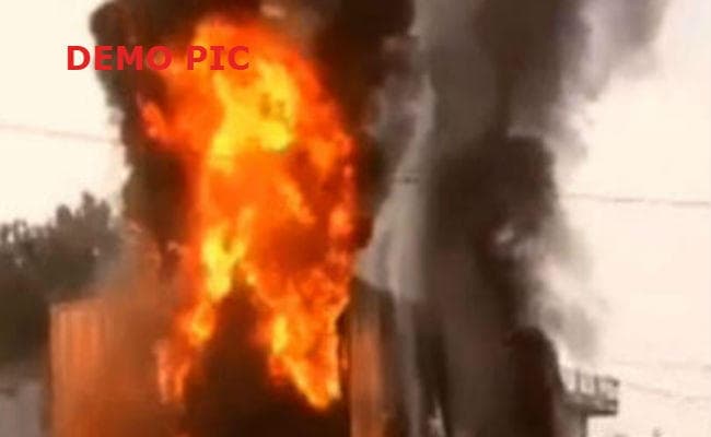 यात्री बस में लगायी गयी आग, फोन और पैसे भी लूटे, नक्सलियों पर शक