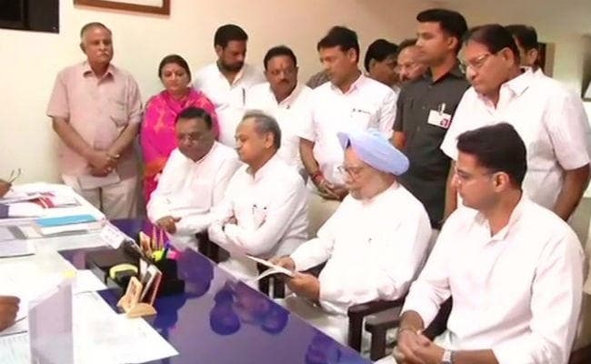 राज्यसभा उपचुनाव : पूर्व पीएम मनमोहन सिंह ने नामांकन भरा