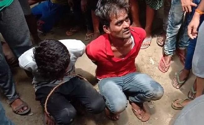 मॉब लिंचिंग : गोपालगंज में बाइक लूटकर भाग रहे दो युवकों को भीड़ ने पकड़ा, हाथ-पैर बांधकर पीटा, पुलिस ने बचाई जान
