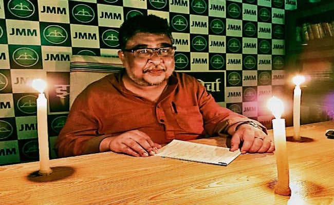 1.5 लाख लोग बेरोजगार, सरकार मना रही है जश्न, सुप्रियो ने विरोध में मोमबत्ती जला कर की पीसी