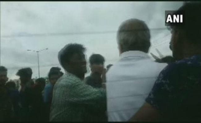 पटना में बीच सड़क पर पूर्व आइजी और उनके बेटे को लफंगों ने पीटा, जानें क्या है मामला