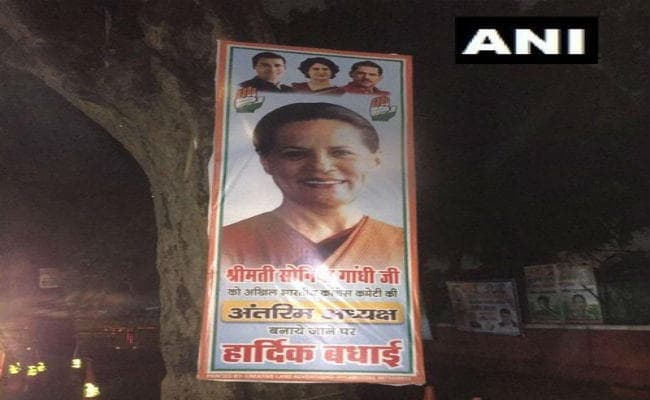सोनिया गांधी के अंतरिम अध्यक्ष बनने पर कांग्रेस मुख्यालय में लगे होर्डिंग, रॉबर्ट वाड्रा भी दिख रहे