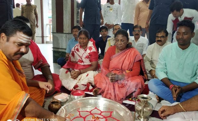 राज्यपाल द्रौपदी मुर्मू पहुंची देवघर के बाबा मंदिर, पूजा-अर्चना की