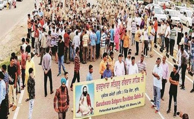 दिल्ली में तोड़ा गया मंदिर, पंजाब-हरियाणा में हंगामा, किया गया जबरदस्त प्रदर्शन