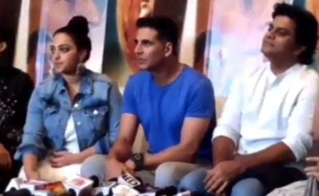 VIDEO: अक्षय कुमार ने जब रिसीव किया रिपोर्टर का फोन, बोले- हैलो कृष्‍णा जी...