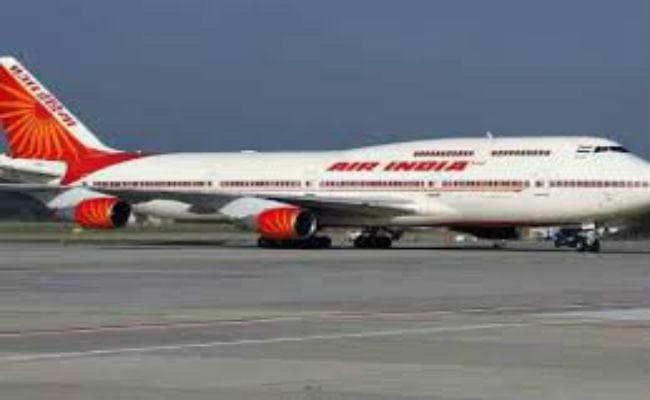 गोवा एयरपोर्ट पर विमान कर रहा था लैंडिंग, तभी रनवे दिखे आवारा कुत्ते और फिर...