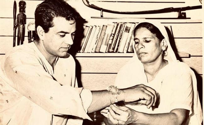 Raksha Bandhan 2019: मुंहबोली बहन को याद कर भावुक हुए धर्मेंद्र, कही दिल छू लेनेवाली बात