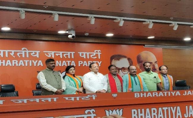 बैशाखी के साथ तृणमूल विधायक शोभन चटर्जी भाजपा में शामिल