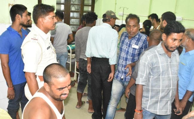 नहाने के दौरान तालाब में डूबने से तीन बहनों की मौत, मृतकों के आश्रित को मिला चार लाख का चेक