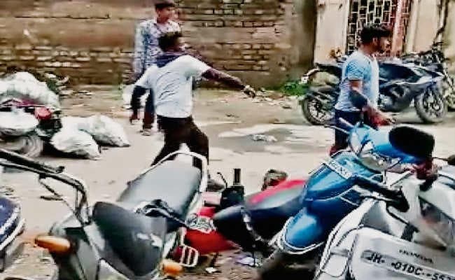 नशे में राहगीर को पीटा गाड़ियों में लगायी आग