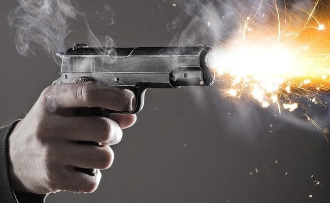 भाजपा कार्यकर्ता को घर से बुला कर मारी गोली