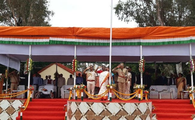 दुमका में राज्यपाल द्रौपदी मुर्मू ने किया झंडोत्‍तोलन, कहा- बदलते झारखंड, बढ़ते झारखंड की चर्चा चारों ओर