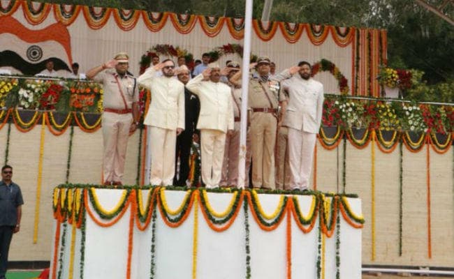 CM रघुवर दास ने फहराया तिरंगा, कहा-अगले महीने से पत्रकारों के लिए पेंशन योजना