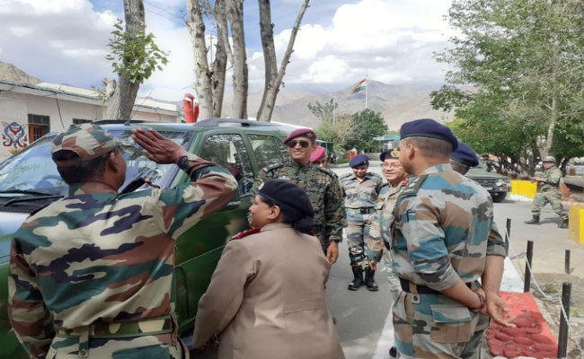 जश्न-ए-आजादी मनाने आर्मी ड्रेस में लद्दाख पहुंचे MS धौनी, आज ही पूरी हो रही ट्रेनिंग