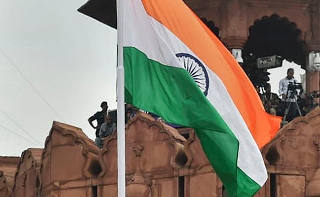 लाल किले पर स्वतंत्रता दिवस समारोह के बाद बच्चों ने उठाया कूड़ा