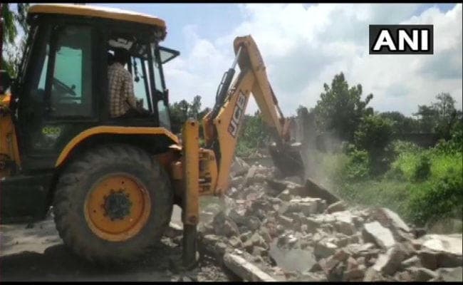 यूपीः रामपुर में सपा सांसद आजम खान के हमसफर रिसॉर्ट पर चला प्रशासन का बुलडोजर