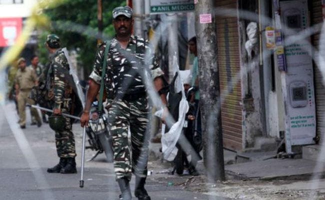 कश्मीर में टीवी बना लोगों का सारथी, कोई पूछ रहा है अपनों का हालचाल, तो कोई बता रहा है कुशलक्षेम