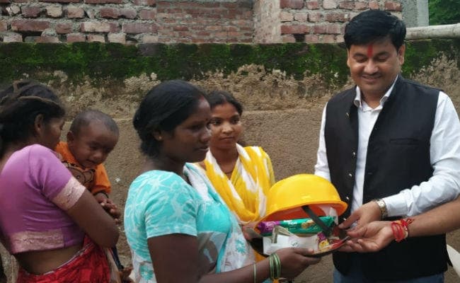 रानी मिस्त्रियों को प्रोत्साहित करने स्लम बस्ती पहुंचे अधिकारी, बंधवायी राखी