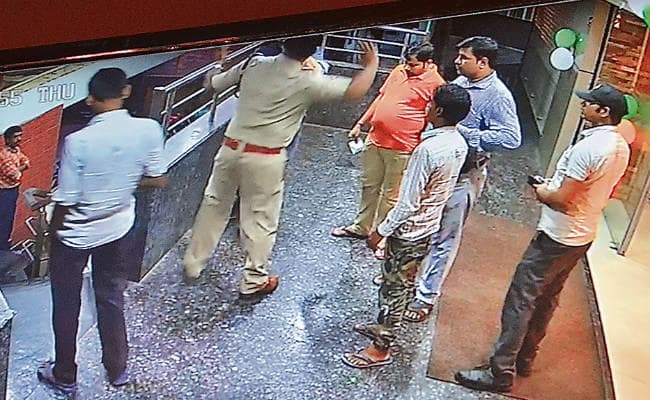 नशे में नगर थानेदार ने रेस्टोरेंट मैनेजर की कर दी पिटाई, वीडियो वायरल, हटाये गये