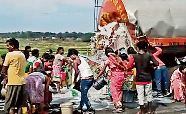 रामगढ़ में फटा टैंकर, दूध की मची लूट