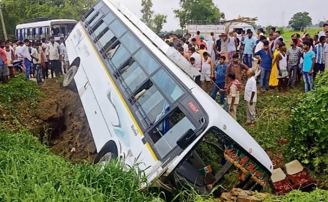 नालंदा : दो बसों की टक्कर में बाइक सवार की मौत, 20 से अधिक यात्री घायल