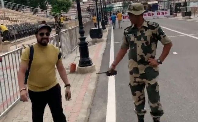 VIDEO: पाकिस्‍तान से लौटे मीका सिंह, पहुंचे वाघा बॉर्डर, बोले - ''भारत माता की जय''