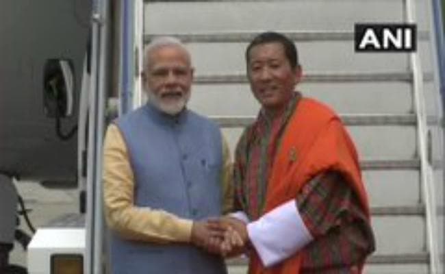 भूटान पहुंचे पीएम मोदी, एयरपोर्ट पर हुआ स्वागत