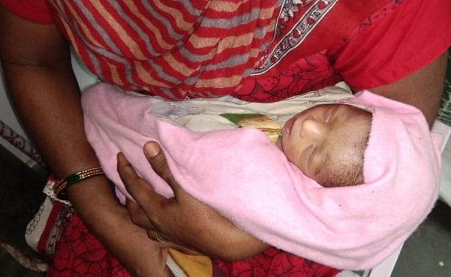 झारखंड : अस्पताल परिसर में मिले लावारिस नवजात को गोद लेने के लिए मची होड़