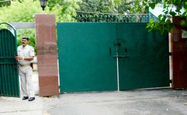 बैंड बाजे के साथ तेजस्वी का इंतजार करते रहे नेता-कार्यकर्ता, नहीं आये नेता प्रतिपक्ष, RJD की बैठक स्थगित