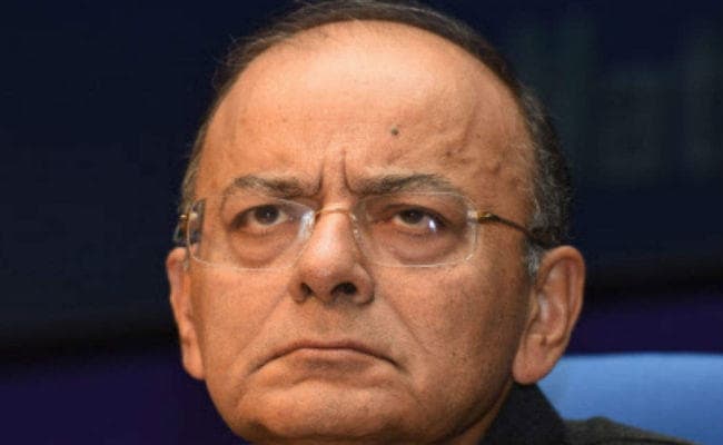 जेटली जीवन रक्षक प्रणाली पर, मायावती, नीतीश, पीयूष गोयल समेत कई नेता एम्स पहुंचे