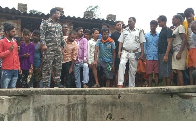 कोडरमा : महिला व दूधमुंही बच्ची का शव कुएं में मिला, हत्या का मामला दर्ज