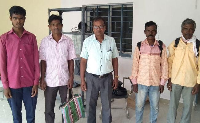 गुमला : शहीद के गांव की अनदेखी, पीने के पानी और सुविधाओं के लिए तरस रहे ग्रामीण