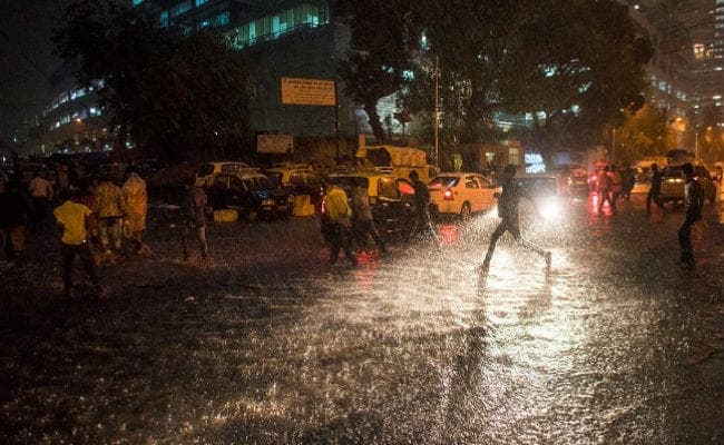भारी बारिश से बढ़ी लोगों की परेशानी, कई इलाके डूबे
